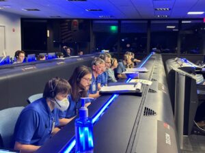 Operační tým letového laserového transceiveru pro demonstraci technologie NASA Deep Space Optical Communications (DSOC) pracuje v oblasti podpory mise Psyche v JPL v časných hodinách 14. listopadu, kdy projekt dosáhl „prvního světla“.