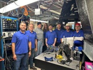 Operátoři pozemního laserového vysílače DSOC pózují na fotografii v Optical Communications Telescope Laboratory v JPL’s Table Mountain Facility poblíž Wrightwood v Kalifornii, krátce poté, co demonstrace technologie dosáhla „prvního světla“ 14. listopadu.