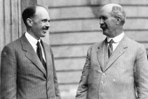 William Henry Bragg (vpravo) se svým synem Williamem Lawrence, který byl rovněž významným fyzikem. 
