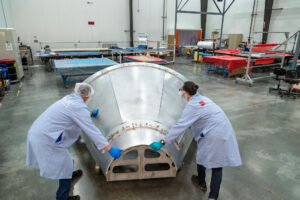 Výroba fotonového štítu teleskopu SPHEREx ve firmě Applied Aerospace Structures Corp. v kalifornském Stocktonu.
