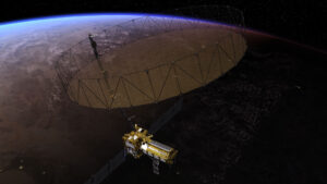 Družice NISAR na oěbžné dráze rozloží reflektor radarové antény, který připomíná dvanáctimetrový buben na konci devítimetrového ramene.