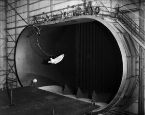 Model vztlakového stroje HL-10 ve větrném tunelu střediska v Langley