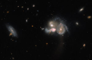 Trojice srážejících se galaxií SDSSCGB 10189.