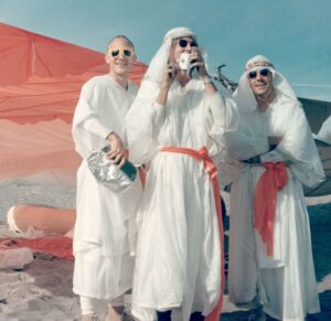 Astronauti programu Apollo během výcviku přežití v poušti. Vlevo Ken Mattingly, uprostřed Charlie Duke a vpravo Jack Swigert