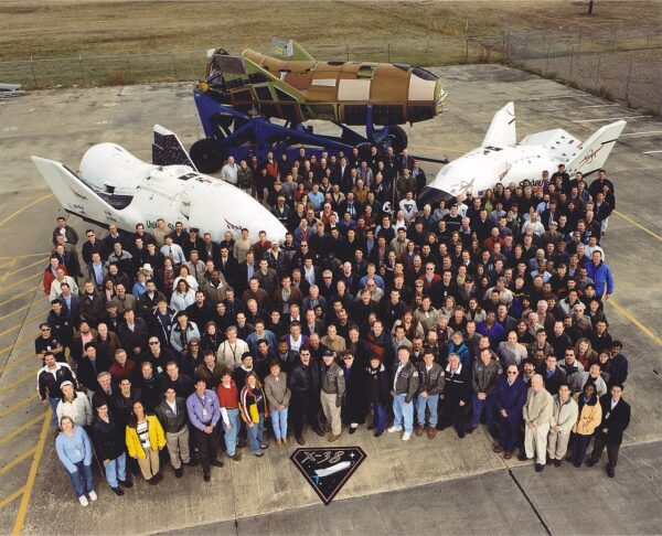 Vývojový tým X-38 s V-131-R, V132 a V201 v Johnsonově vesmírném středisku na konci projektu (2003).