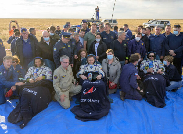 Sergej Prokopjev, Dmitrij Petělin a Francsico Rubio se vrátili na Zemi po více než ročním pobytu na ISS.