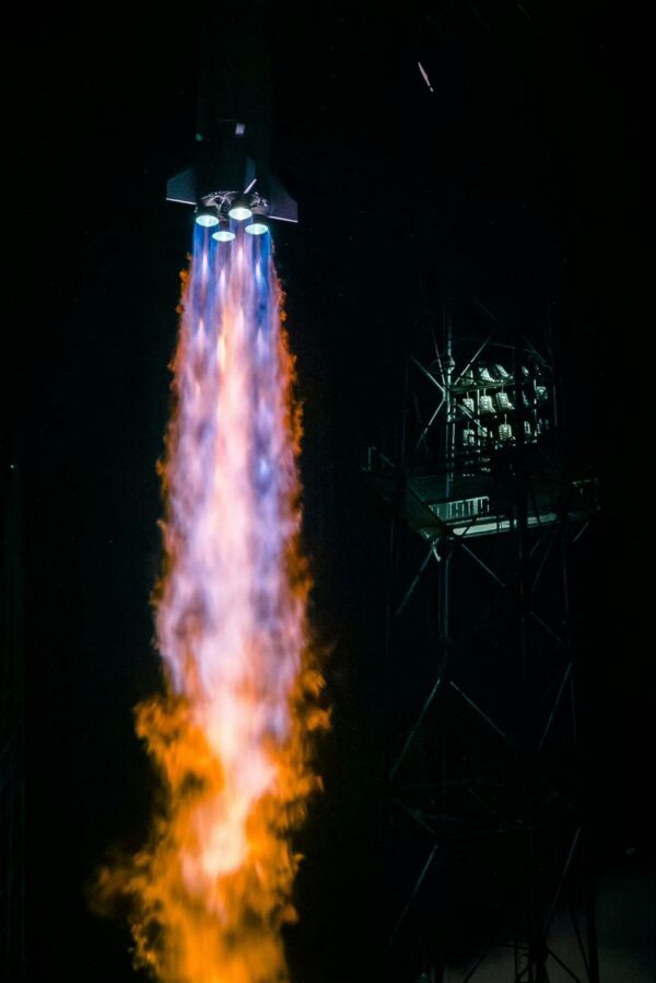 Charakteristické zbarvení spalin jasně ukazuje, že nová čínská raketa je poháněná motory spalujícími kapalný metan a kyslík