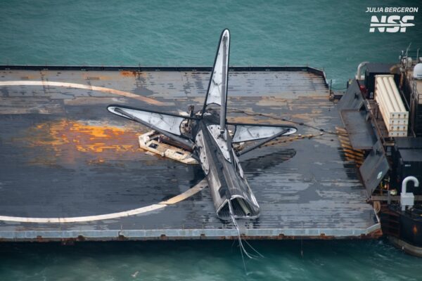 Zničený stupeň B1058 při návratu do přístavu.