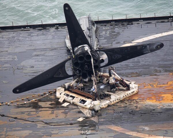 Zničený stupeň B1058 při návratu do přístavu.