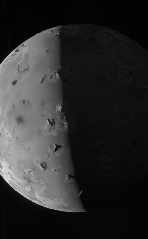 Snímek Io pořízený 30. prosince 2023 kamerou JunoCam ze vzdálenosti 2 500 km od povrchu. 