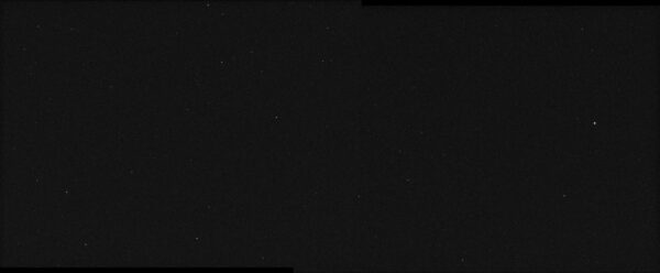 „První světlo“ multispekrálního snímkovače sondy Psyche. První snímky z obou kamer byly spojeny do jednoho obrázku.