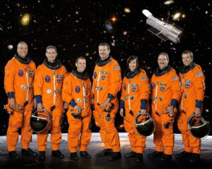 Posádka poslední servisní mise STS-125. Zleva doprava: Massimino, Good, Johnson, Altman, McArthurová, Grunsfeld, a Feustel