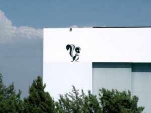 Logo Skunk Works na jedné z budov Lockheed Martin