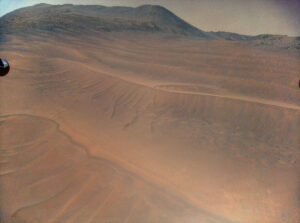 Pohled na písečné duny při 70. letu Ingenuity (22. prosince 2023)