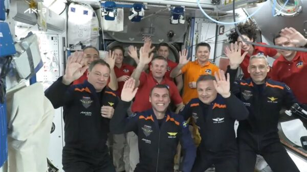 Posádka mise Axiom 3 a členové dlouhodobé expedice na společném snímku po vzájemném přivítání