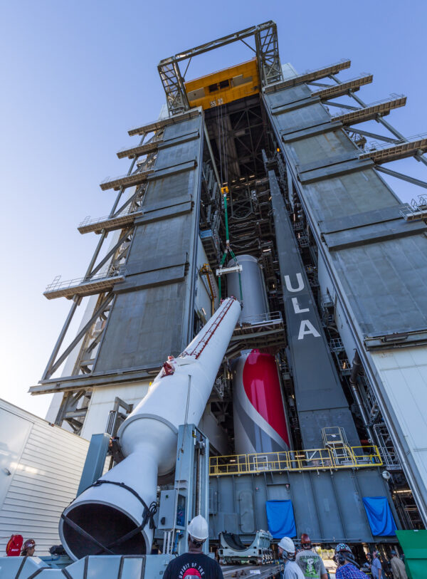 United Launch Alliance (ULA) zvedá raketový motor GEM-63XL na tuhé palivo pro připojení k raketě VulcaN v zařízení Vertical Integration Facility (VIF) v sousedství rampy Space Launch Complex-41 na Cape Canaveral Space Force Station před inauguračním testovacím letem. Foto: ULA