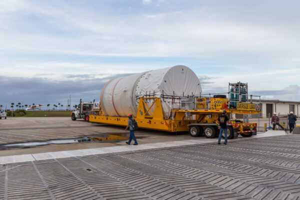 Horní stupeň Centaur pro první let je přepravován k instalaci na raketu. Foto: ULA