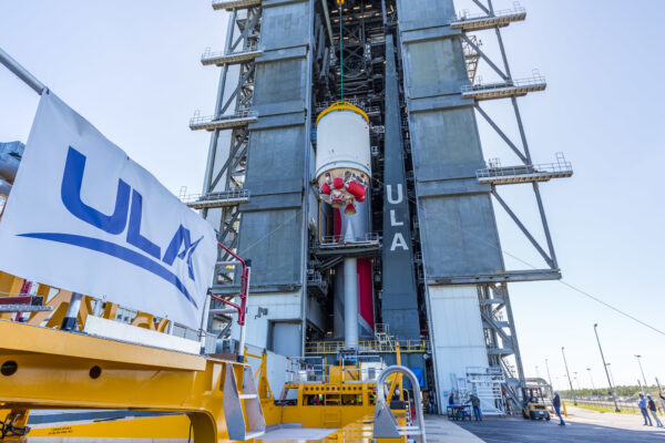 Centaur s dvojicí motorů uzpůsobených pro práci ve vakuu RL-10 stoupá na vrchol prvního stupně. Foto: ULA 