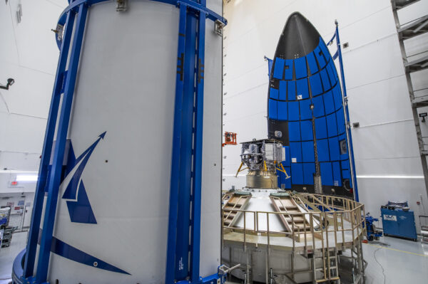 Snímek na kterém je dobře patrné, jak malý je náklad v prostoru krytu rakety. Foto: ULA