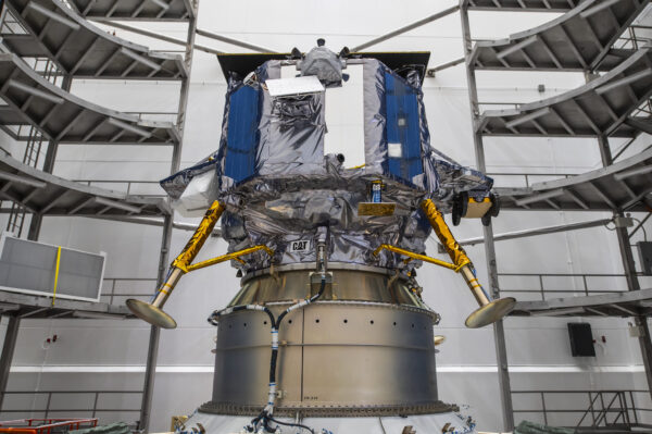 Na úplném vrcholu rakety se bude nacházet lunární lander soukromé společnosti Astrobotic. Na palubě je řada experimentů a také dvě vozítka. Foto ULA