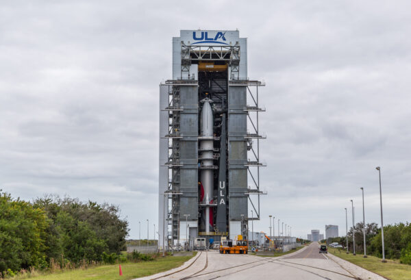 Kompletně sestavená raketa Vulcan Cert-1 společně s nákladem připravena na svůj první let. Foto: ULA