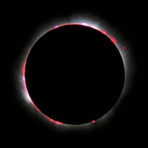 Úplné zatmění Slunce v srpnu 1999. Chromosfér je to barevné při okrajích slunečního disku. 
