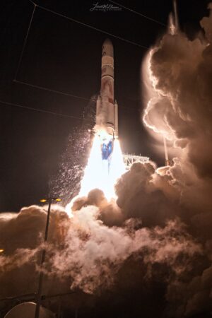 Krásný snímek zachycující první a hned úspěšný start rakety Vulcan 