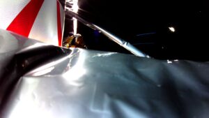 Fotka z kamery na landeru Peregrine ukazuje poškozenou vícevrstvou izolaci MLI.