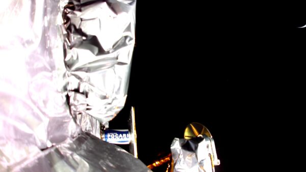Fotka z kamery na landeru Peregrine. V pravém horním rohu je vidět cípek Země.