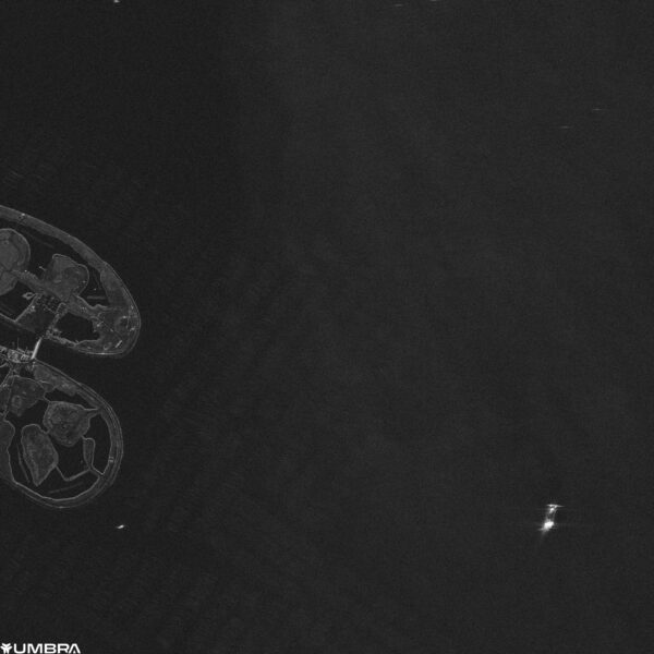Fotka z družice pro dálkový průzkum Země, která poskytuje radarové snímky společnosti Umbra. V pravé části světlý bod je plavidlo s raketou na palubě. Vlevo pobřeží. Foto: Umbra 