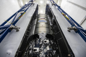 Uzavírání kosmické lodi Cygnus pro misi NG.-20 do aerodynamického krytu Falconu 9.