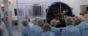 Vědci zapojení do mise Proba-3 si prohlížejí družici-stínítko.