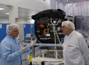 Russell Howard při návštěvě u družic pro misi Proba-3.