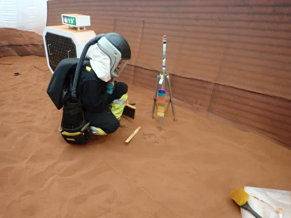Při výstupech do volného prostoru používají členové simulované expedice plochu o ploše 111 metrů čtverečních. Ta je pokryta načervenalým pískem, který má připomínat povrch Marsu.