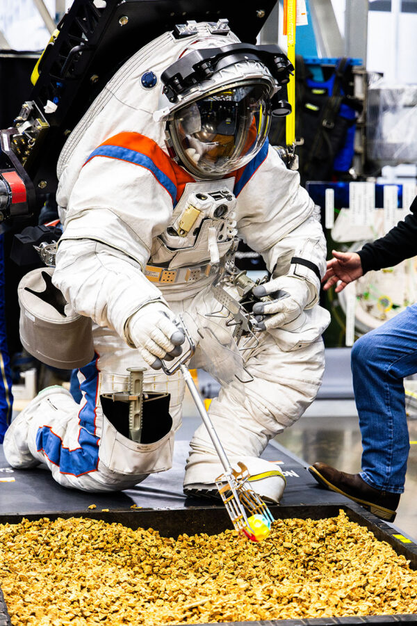 Zkoušky skafandrů AxEMU na Johnsonově středisku se zaměřily na pohybivost při provádění úkolů, které budou čekat na astronauty při výstupech na lunární povrch.