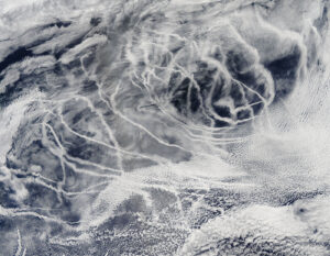 Stopy po lodích nad severním Tichým oceánem vyfotila 3. července 2010 družice Aqua.