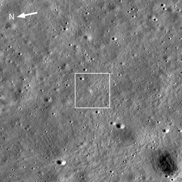 Lander Vikram i s koutovým odražečem přistál na Měsíci 23. srpna 2023. O čtyři dny později pořídila kamera na sondě LRO tento snímek. Vikram se nachází uprostřed obrázku. Bílá barva v jeho okolí je způsobena interakcí spalin z motorů s jemnozrnným regolitem. Snímek zachycuje oblast s hranou o délce cca 1,7 km.