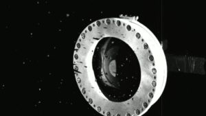 Odběrová hlava sondy OSIRIS-REx, krátce po úspěšném odběru vzorků u planetky Bennu