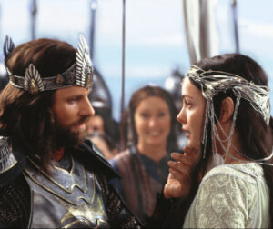 Záběr ze svatby Aragorna a Arwen, jak je ukázána ve filmu Pán prstenů: Návrat krále režiséra Petera Jacksona.