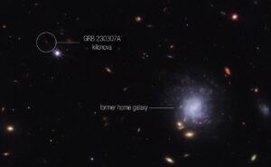 Na předchozím obrázku vám možná nepřišlo nic divného, proto zde ještě jednou i s popisem. V kroužku vidíme kilonovu, která vznikla ze srážky dvou neutronových hvězd a záblesk tím způsobila, vpravo dole potom vidíme i mateřskou galaxii obou hvězd. 
