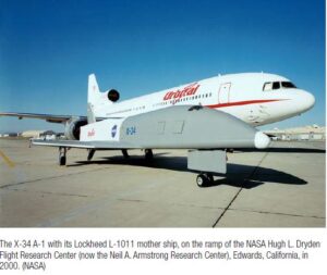 X-34 stojící před svým nosným letounem Lockheed L-1011 na základně Edwards