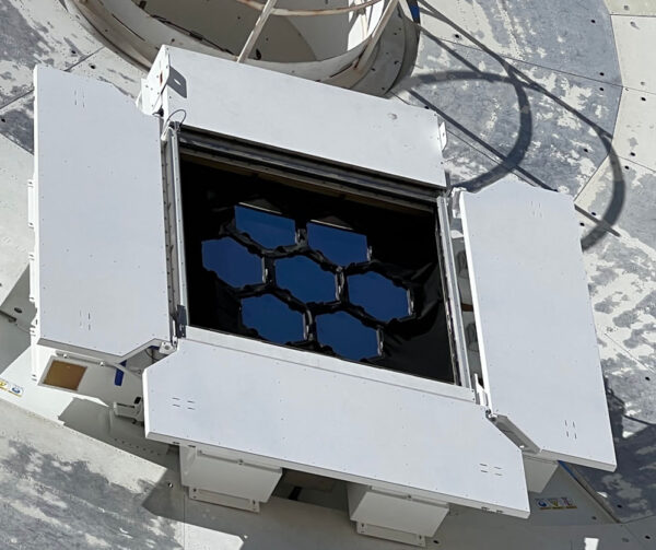 Sedm ultrapřesných segmentových zrcadel, která odrážejí laserové pulsy do kamery.