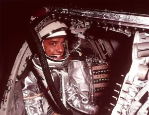 Alan Shepard v kabině své lodi Mercury Freedom 7