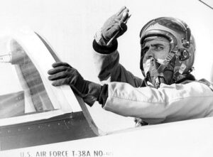 Dr. Harrison Schmitt v přední kabině letounu T-38 Talon