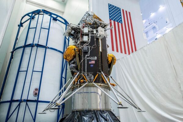 Lander Nova-C před uzavřením do aerodynamického krytu rakety Falcon 9