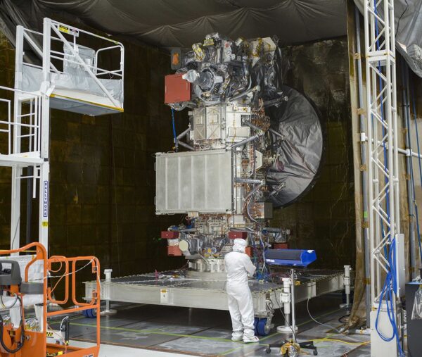 Sonda Europa Clipper dostala všechny své vědecké přístroje