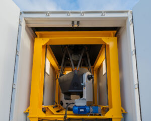 Výsuvný teleskop v přepravním kontejneru.