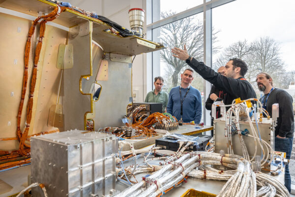 Pracovníci střediska ESOC se seznamují s modelem avioniky kosmické observatoře Euclid.