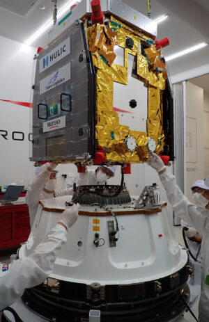 Závěrečná předstartovní příprava družice ADRAS-J.