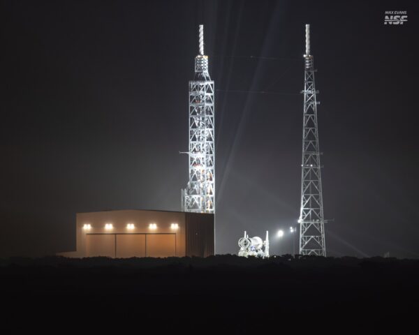 Fotografie startovní rampy LC-36 na Cape Canaveral Space Force Station pořízená v noci na 12. února 2024. Snímek zachycuje vývoj makety prvního stupně rakety New Glenn, ke které je připojena maketa druhého stupně této rakety.